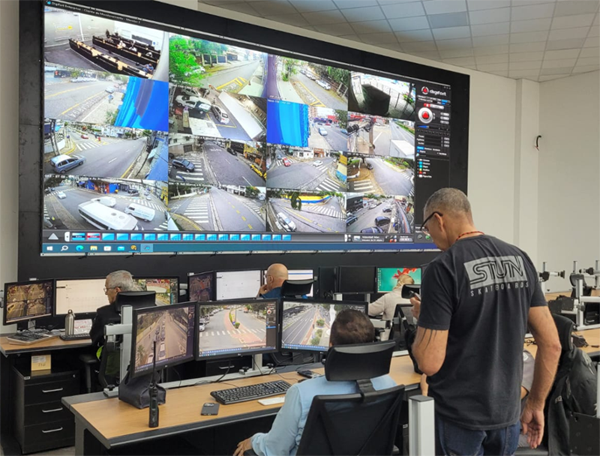 巴西室內固裝P1.25全彩LED顯示屏, 某城市道路監控指揮中心硬鏈接方案